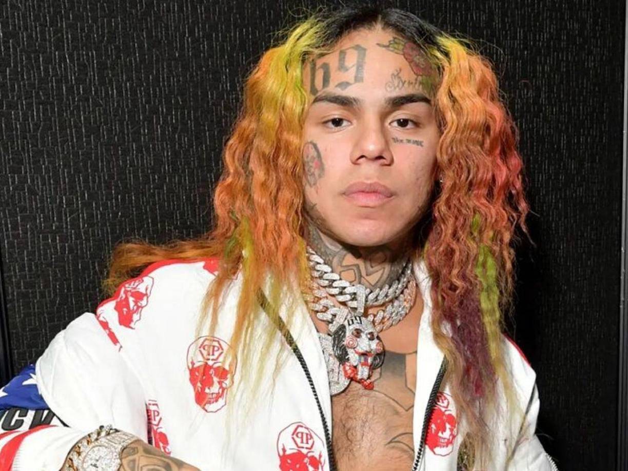 Supuestamente, Tekashi “se entregó de manera voluntaria”: “No creeremos en ningún tipo de actuación ilícita”, dijo su abogado, Andrés Toribio, citado por la cuenta de El Gordo y La Flaca en Instagram.