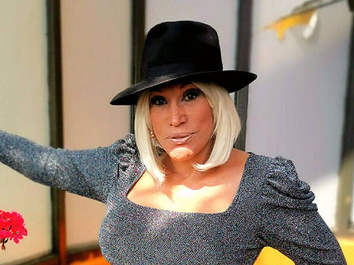 “A medianoche salió vestido de mujer”, contó la actriz de 71 años sobre su pareja. “Dije ¿qué traes? ¡Quítate mi vestido!”.