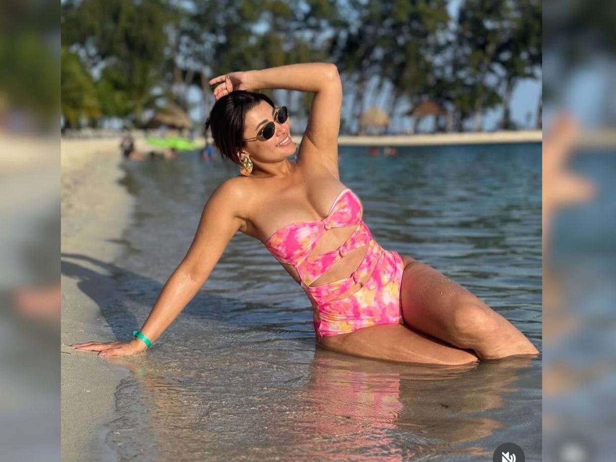 Luciendo un hermoso traje de baño en color rosa con estampado floral, Milagro Flores dejó claro porque es considerada una de las imágenes más bellas de la TV nacional. 