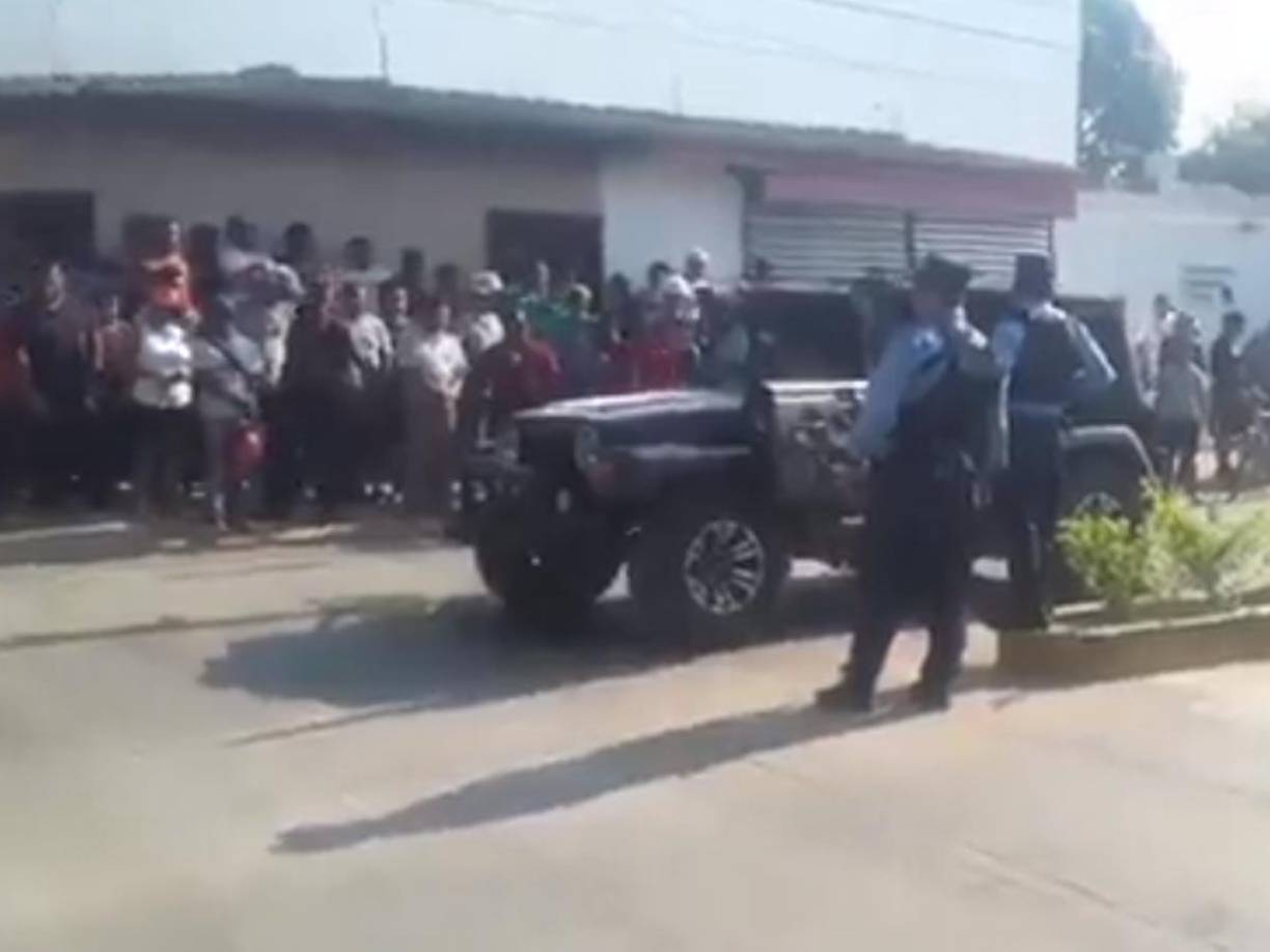 Testigos dijeron que sicarios armados los interceptaron y les dispararon hasta quitarles la vida.