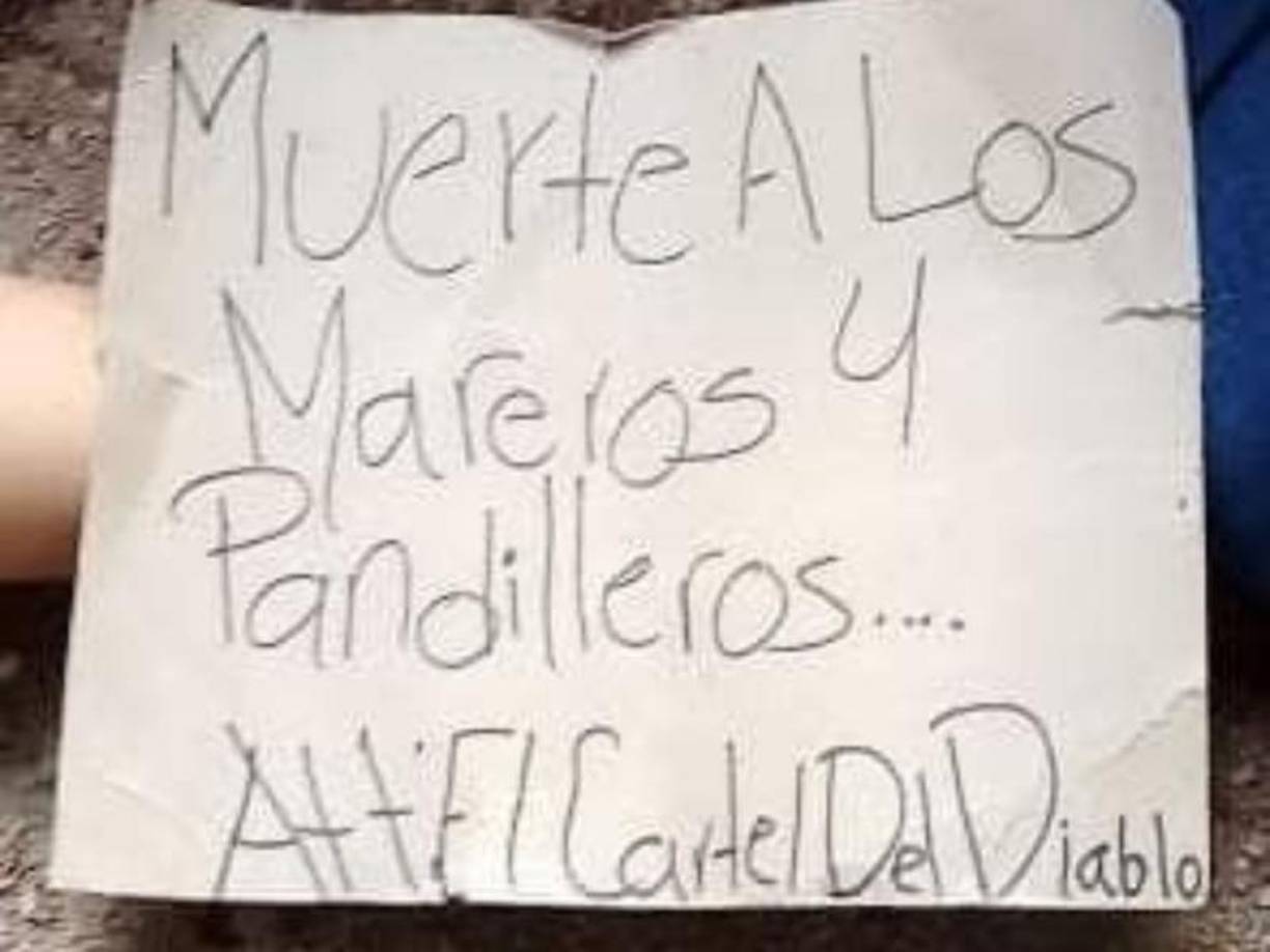 Según información preliminar, los presuntos responsables del crimen, supuestamente miembros de “El Cártel del Diablo”, dejaron junto a los cuerpos un rótulo con el mensaje “Muerte a los mareros y a los pandilleros”, en lo que parece ser una advertencia contra grupos delictivos.