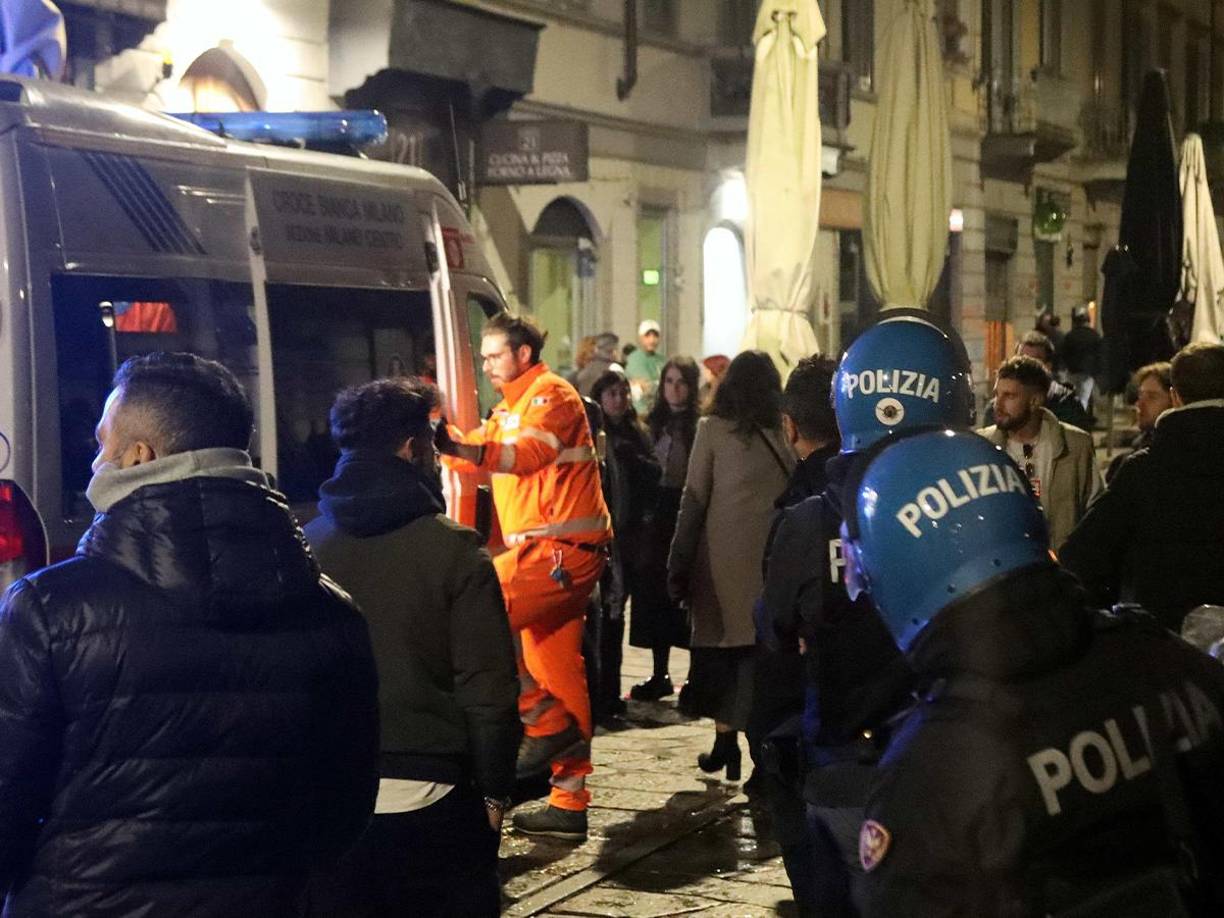 La Policía, que había identificado antes de la pela a 73 hinchas del PSG que se encontraban en el centro de Milán, intentó frenar la pelea con cargas contra la hinchada francesa y algunos agentes italianos resultaron heridos.