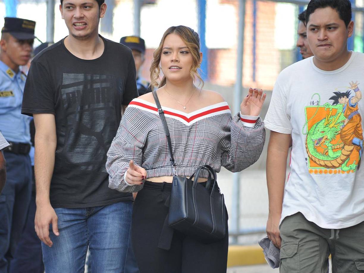 Bien resguardada por aficionados llegó la periodista Erika Williams al clásico Olimpia vs Motagua. 