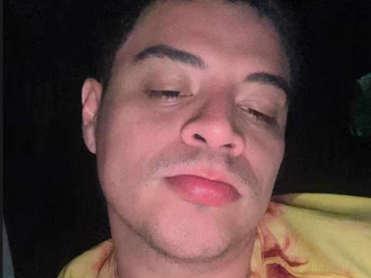 “Llegué a la casa donde me estoy quedando y se metieron a robar y se llevaron todas mis cosas”, escribió en la historia de Instagram, donde aparece su rostro visiblemente triste.