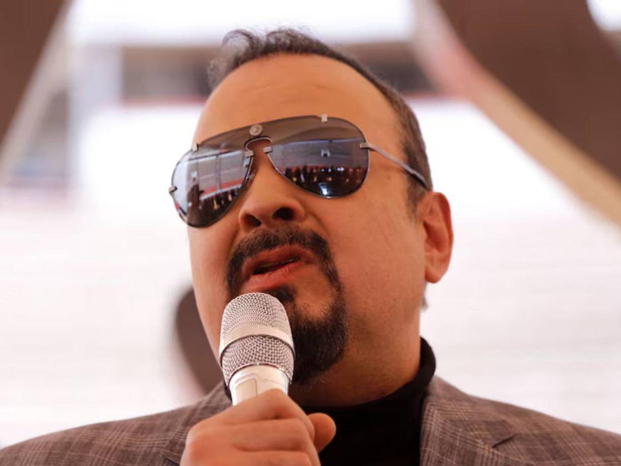 A esto, Alan le dijo en broma que “ya lo querían dejar como el mánager”. Esto en alusión al misterioso mensaje de la mamá de Nodal. A lo que Pepe mencionó que, quien funge de eso es el papá de su yerno. Por esta razón, el conductor le preguntó si “hay cariño con sus suegros” y él dijo: