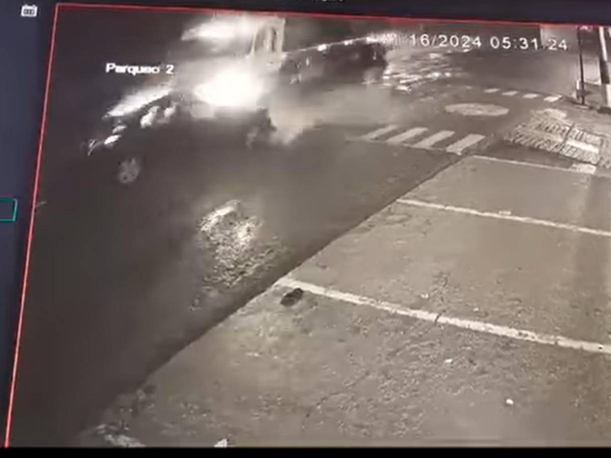 El hecho quedó grabado en videos. En ellos se ve cómo en la calle hay un vehículo obstaculizando el paso y tiene las intermitentes encendidas.