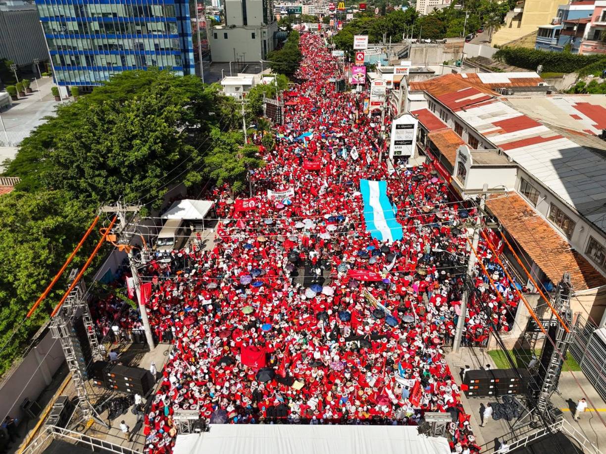 La presidenta reafirmó su compromiso de garantizar “elecciones limpias y transparentes” y reiteró que no permitirá que el “decadente bipartidismo” de los partidos Nacional, primera fuerza de oposición, y Liberal “vuelva a hacer fraudes electorales” porque Libre está “al mando y volveremos a vencer” en los comicios. 