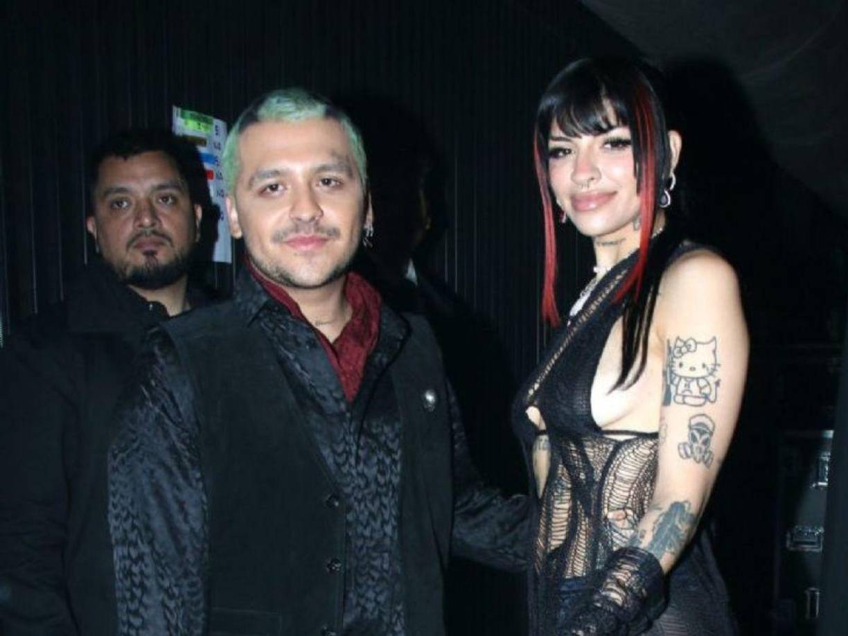 Incluso los comentarios fueron un poco más allá y creen que este anillo podría ser uno perfecto de compromiso para ambos, no obstante los cantantes no han dicho nada al respecto.