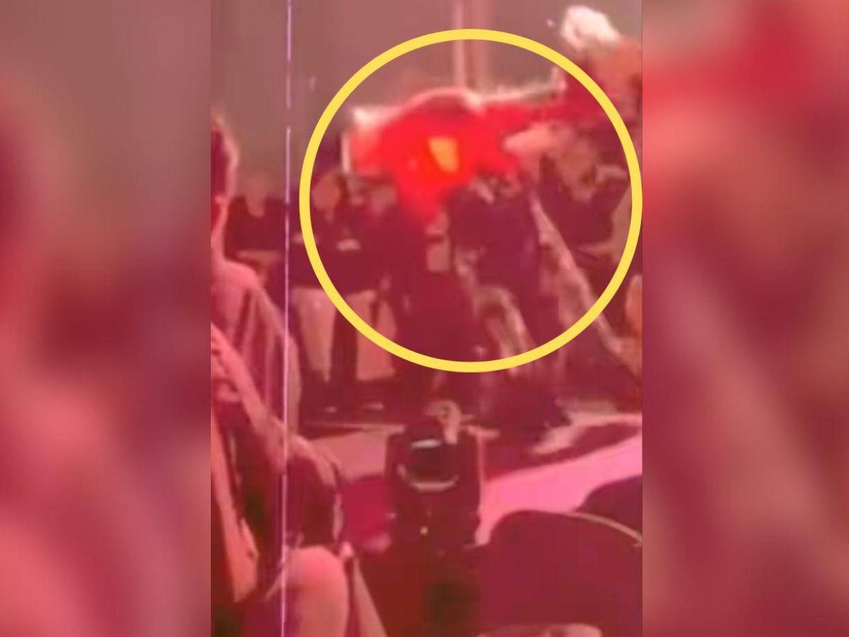 El incidente ocurrió mientras interpretaba la canción ‘Juntos por costumbre’ en el pequeño salón Stelaris Foro Reforma. Pese a esto, la actriz mostró su profesionalismo al levantarse y continuar con el espectáculo.