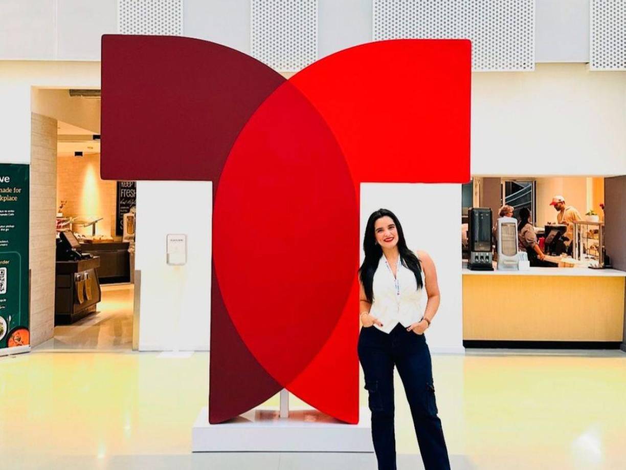 “Una parada por Telemundo, pronto les muestro más”, escribió Francy Orellana en sus redes sociales. 