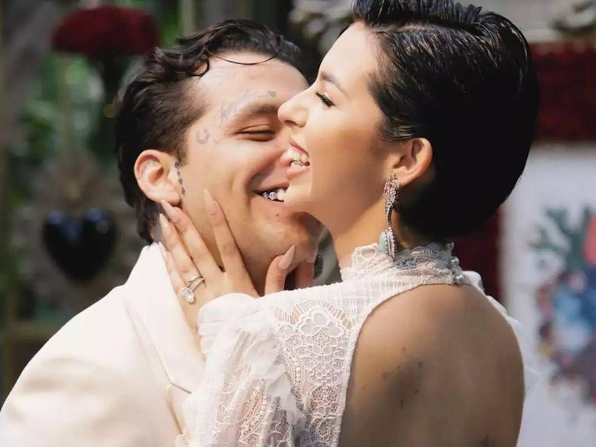 Durante una transmisión en vivo en TikTok, Sevilla fue cuestionada sobre su opinión respecto a Ángela Aguilar y Christian Nodal. La famosa exnovia de Emilio Osorio no dudó en criticar a la pareja del regional mexicano, refiriéndose a ellos como “Los Paninis”, aludiendo a la polémica historia de traición asociada con Karla Panini, quien se casó con el que fuera esposo de Karla Luna, su mejor amiga, quien murió de cáncer en 2016.