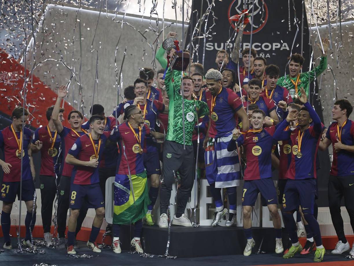 Marc-André ter Stegen, capitán del Barcelona y en recuperación de una lesión, levantó el trofeo de la Supercopa de España.