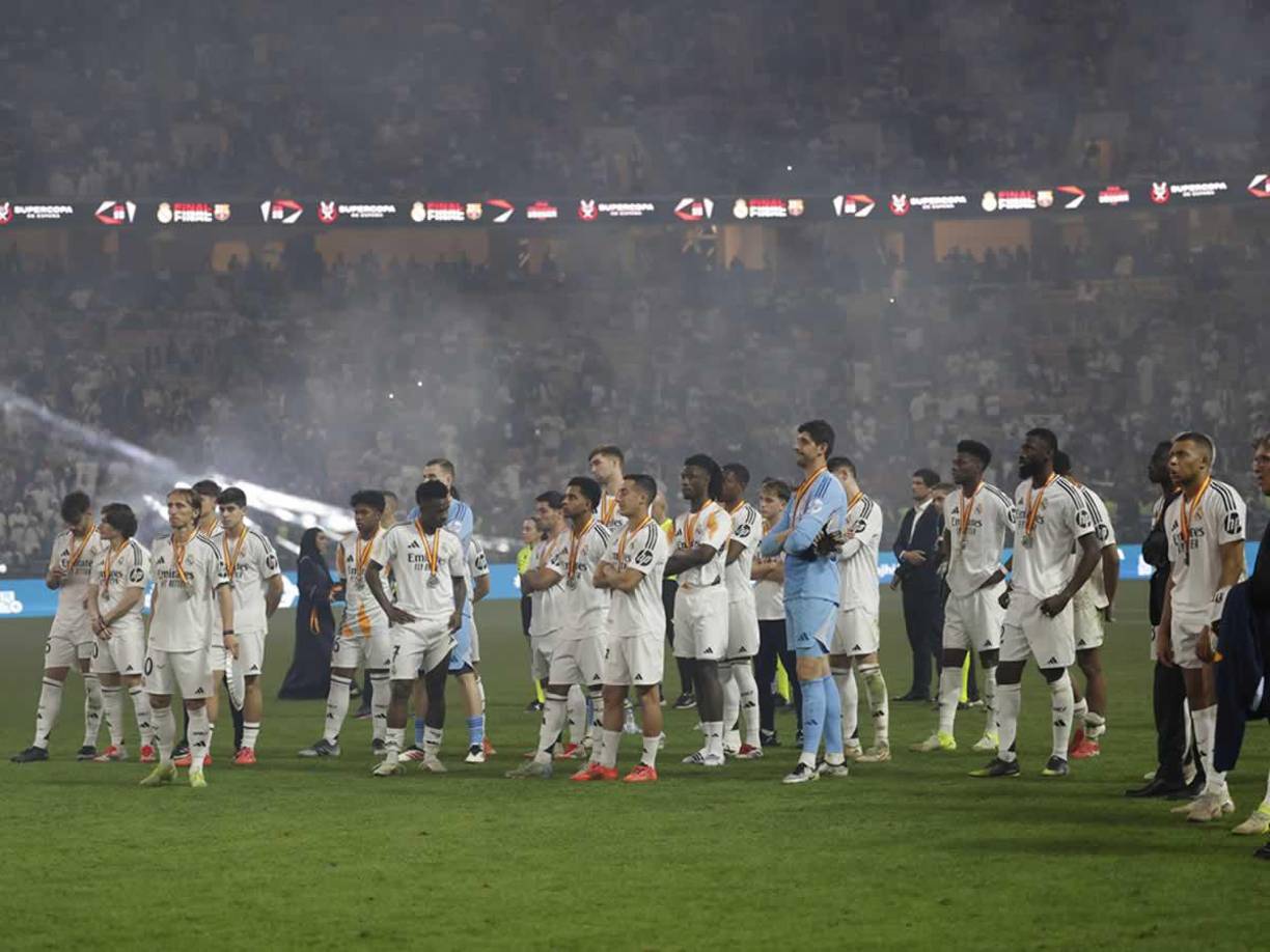 Los jugadores del Real Madrid se quedaron en el campo viendo la coronación del Barcelona.