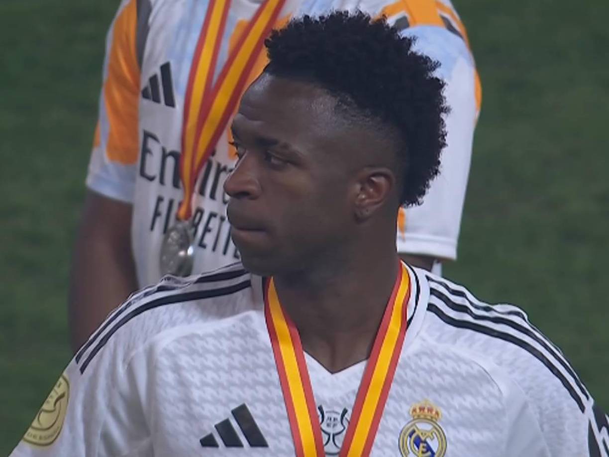 Vinicius se quedó a un costado para ver como la plantilla del FC Barcelona alzaba la Copa . 