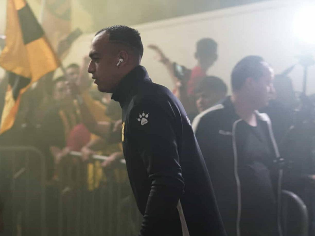 Jugadores del Real España fueron recibidos de forma espectacular por la Mega Barra. 