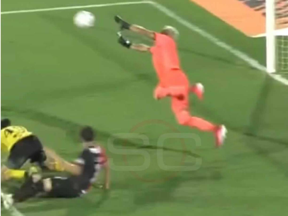 Sobre el minuto 63, el tico voló para tapar un remate de cabeza del delantero Justo Giani y despertó la emoción de la prensa argentina.