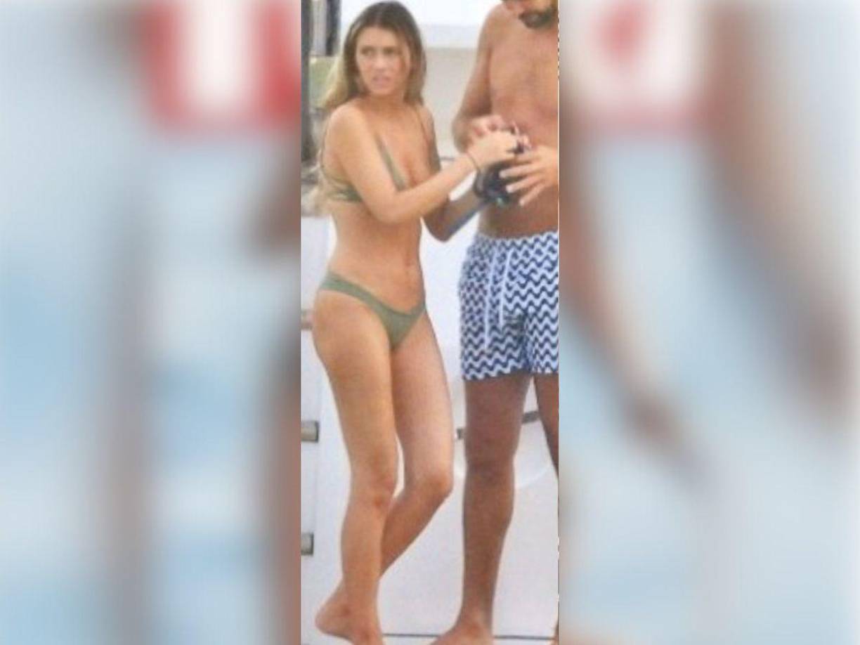 La novia de Piqué acaparó las miradas al verla en un yate luciendo el bikini que dejaba ver su cuerpo completo lo que le valió elogios en redes sociales.