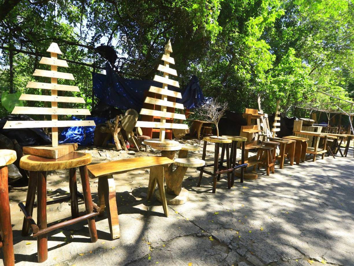 Vista de las mesas, sillas, bancos y adornos tallados en madera y a la creatividad de los artesanos sampedranos.