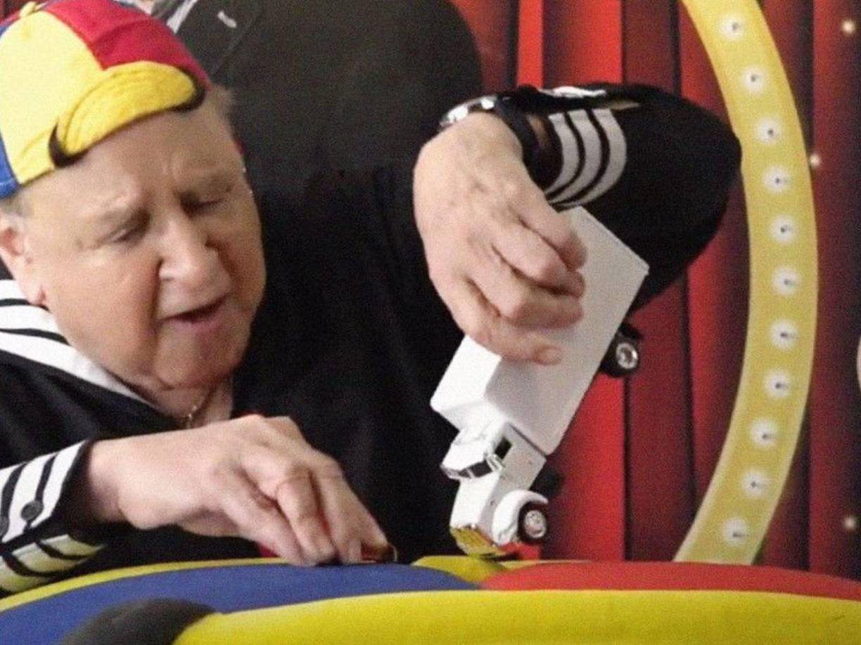 “Kiko”, personaje de la serie televisiva mexicana “El Chavo del Ocho”, apareció este viernes en un video de la embajada de Estados Unidos en México para prevenir a los migrantes sobre los denominados “coyotes”, traficantes que cruzan de forma ilegal a personas en busca del llamado “sueño americano”.