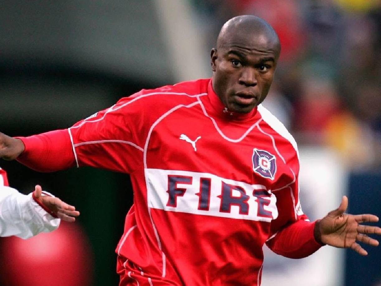 Además pasó por el Salernitana de Italia, Chicago Fire de la MLS y Changchun Yatai de China, donde se retiró en el 2010.