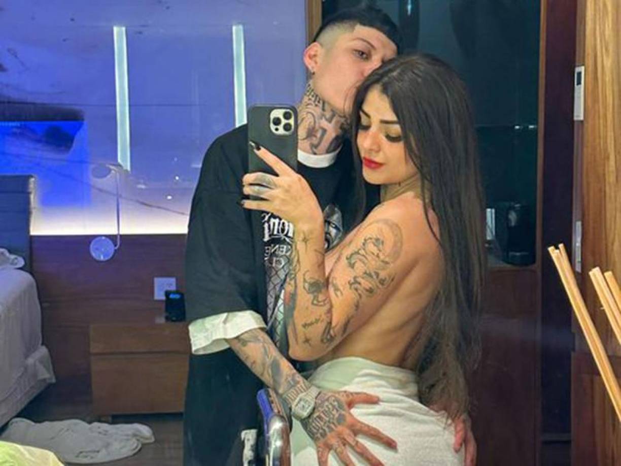 Pero el entrevistador Álex Montiel, no quedó satisfecho con la respuesta del rapero, por lo que continuó insistiendo hasta obtener una respuesta más clara, al final el rapero se sinceró. 