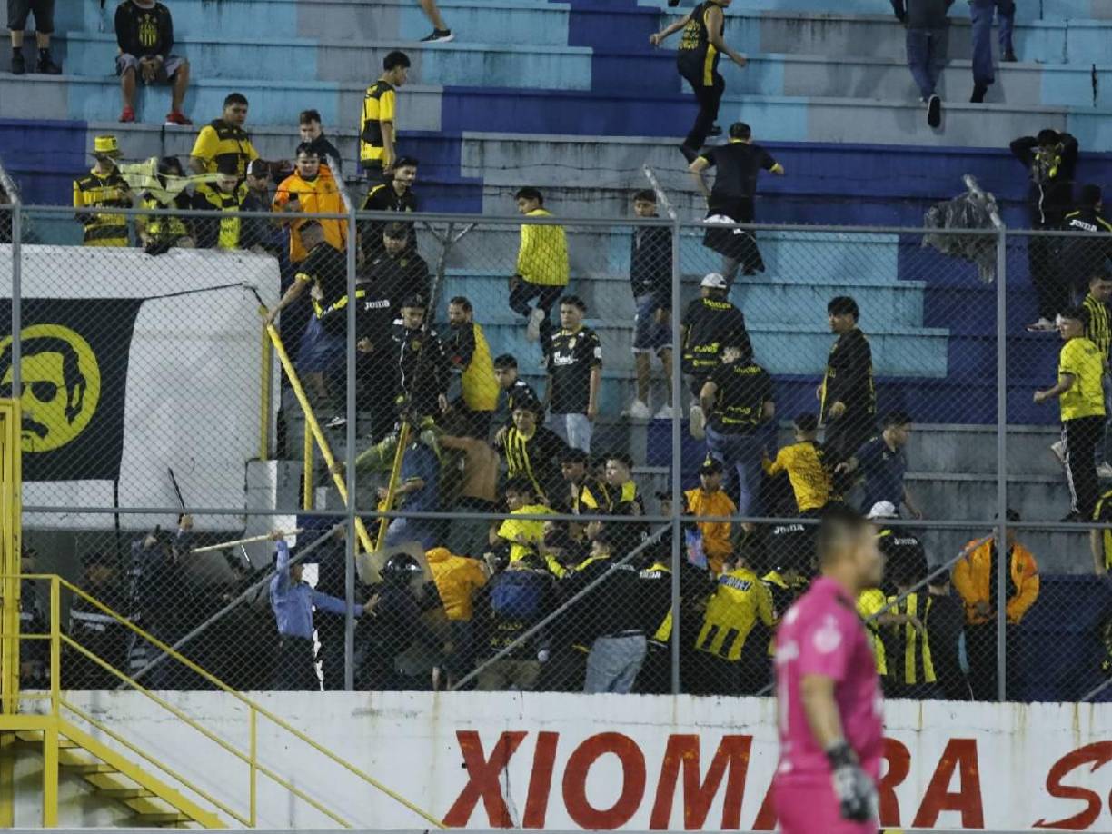 La bronca en las gradas con la afición del Real España en el segundo tiempo del partido.