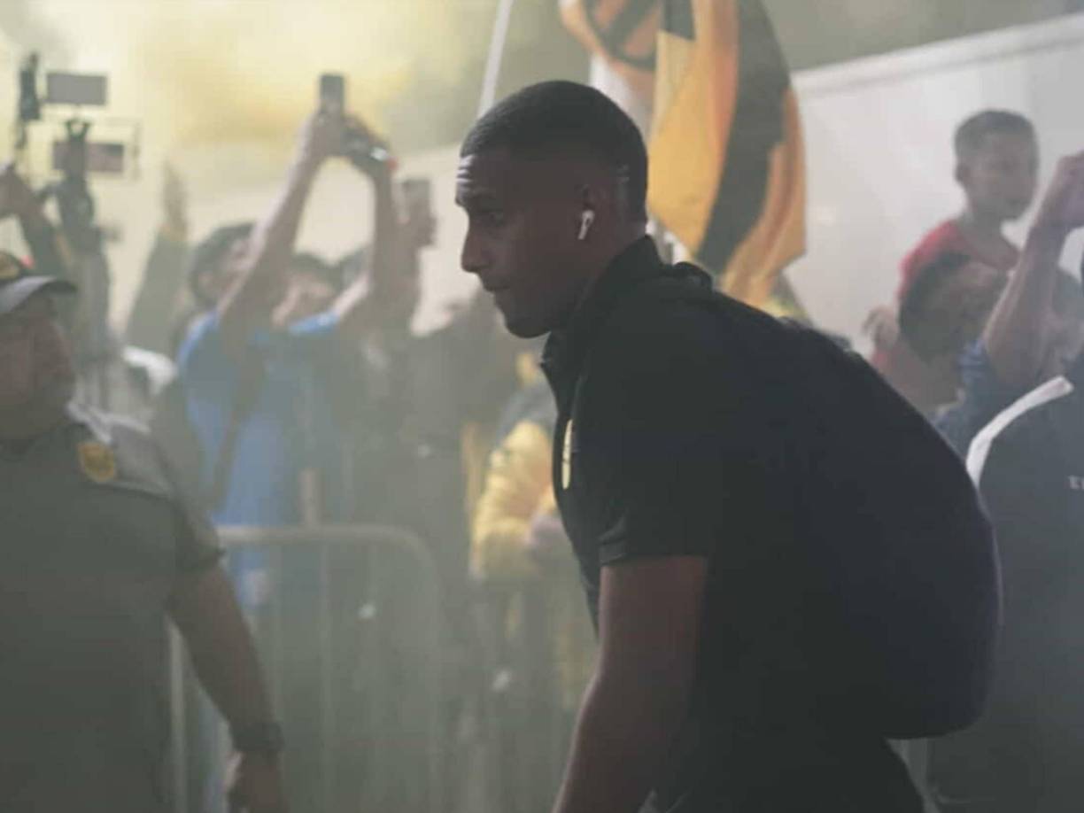 Concentrados al cien por ciento, así lucieron los jugadores de Real España en su llegada al estadio Morazán de San Pedro Sula.