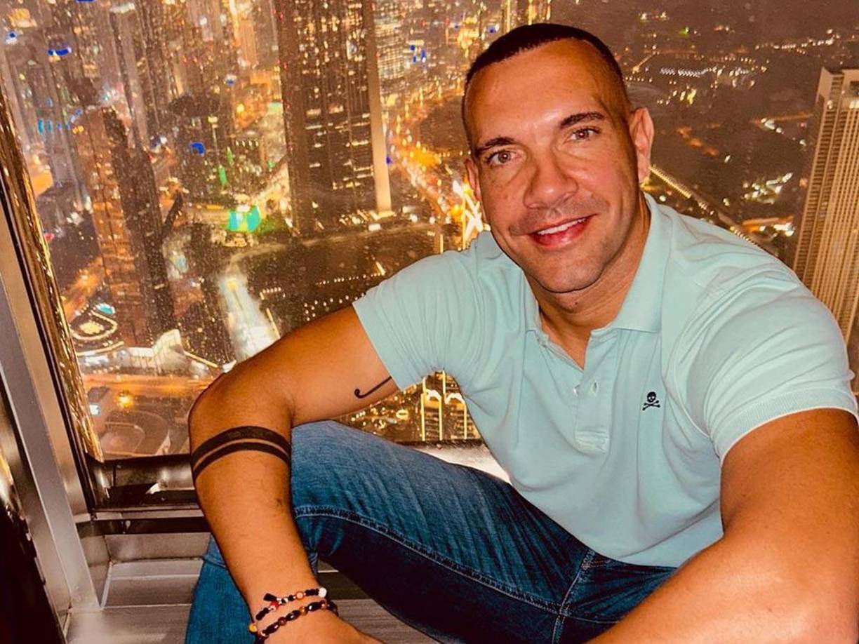 Sierra empezó su carrera en las categorías inferiores del Rayo Vallecano y luego a los 14 años fue fichado por el Real Madrid, en donde militó durante seis temporadas, llegando a jugar con el equipo filial.