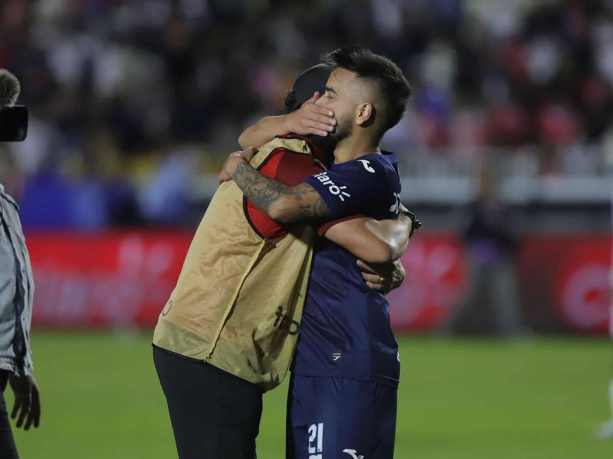 Pedro Troglio tuvo un gran gesto al final del partido. El entrenador del Olimpia felicitó uno a uno a los jugadores del Motagua por el título.