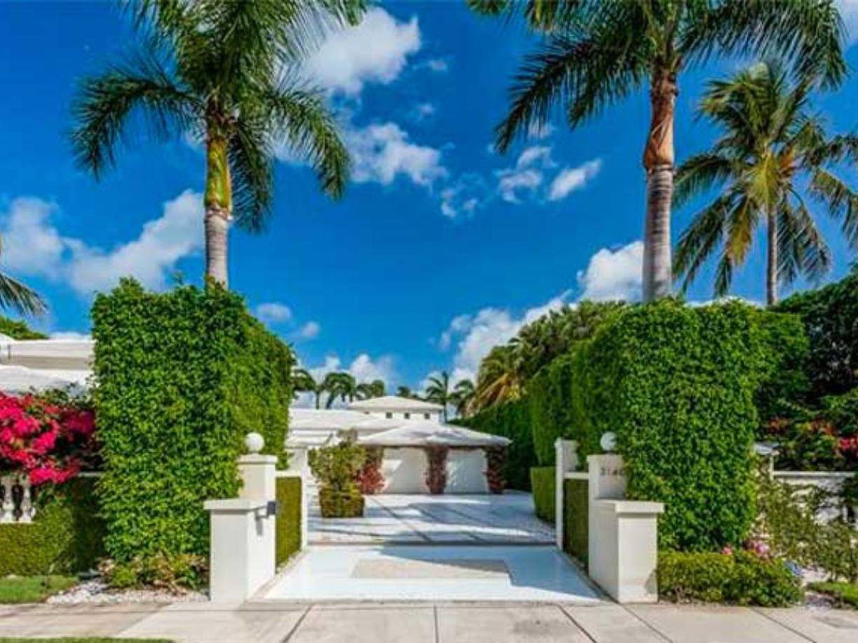 Además, cuenta con más 847 metros cuadrados, en los que hay seis habitaciones, siete baños y amplios y luminosos salones.