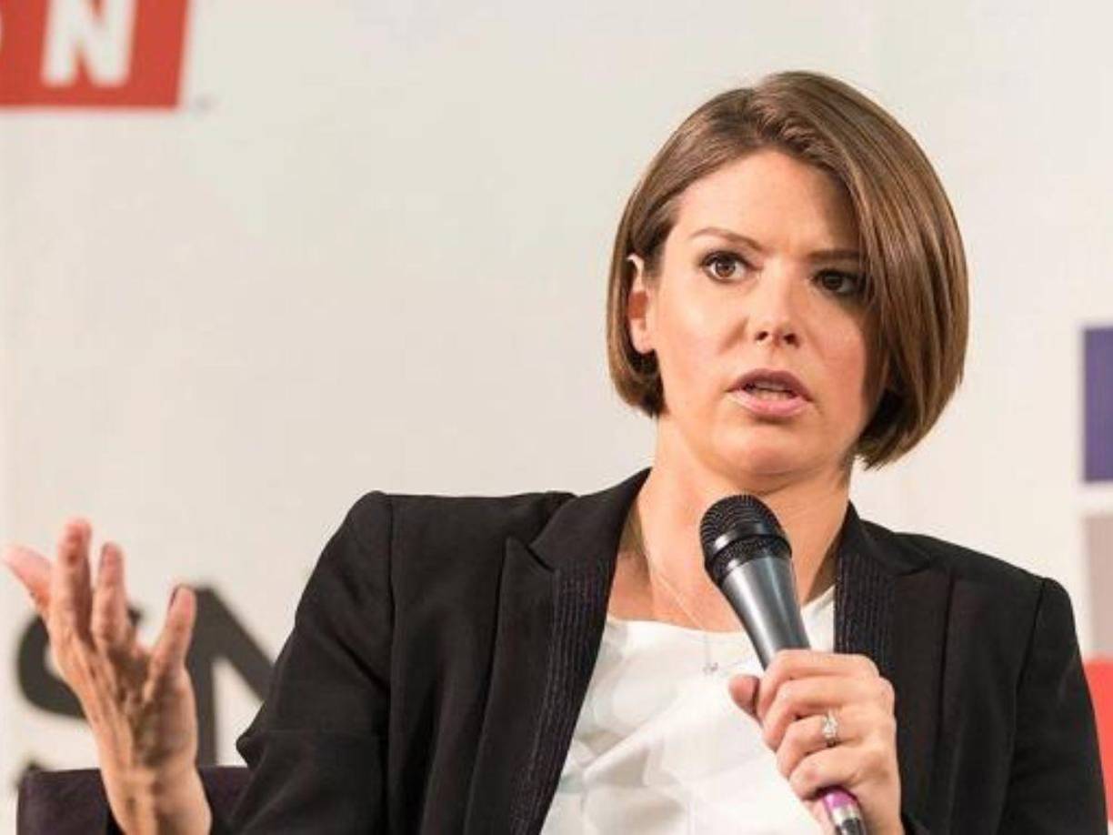 Después de una entrega exitosa, la pareja pudo comunicarse con los operadores del 911 y el equipo de Bomberos y EMS de DC para obtener ayuda adicional. “Paso a paso, nos explicaron los momentos increíblemente intensos justo después de que ella nació y cuando respiró por primera vez”, dijo Hunt.