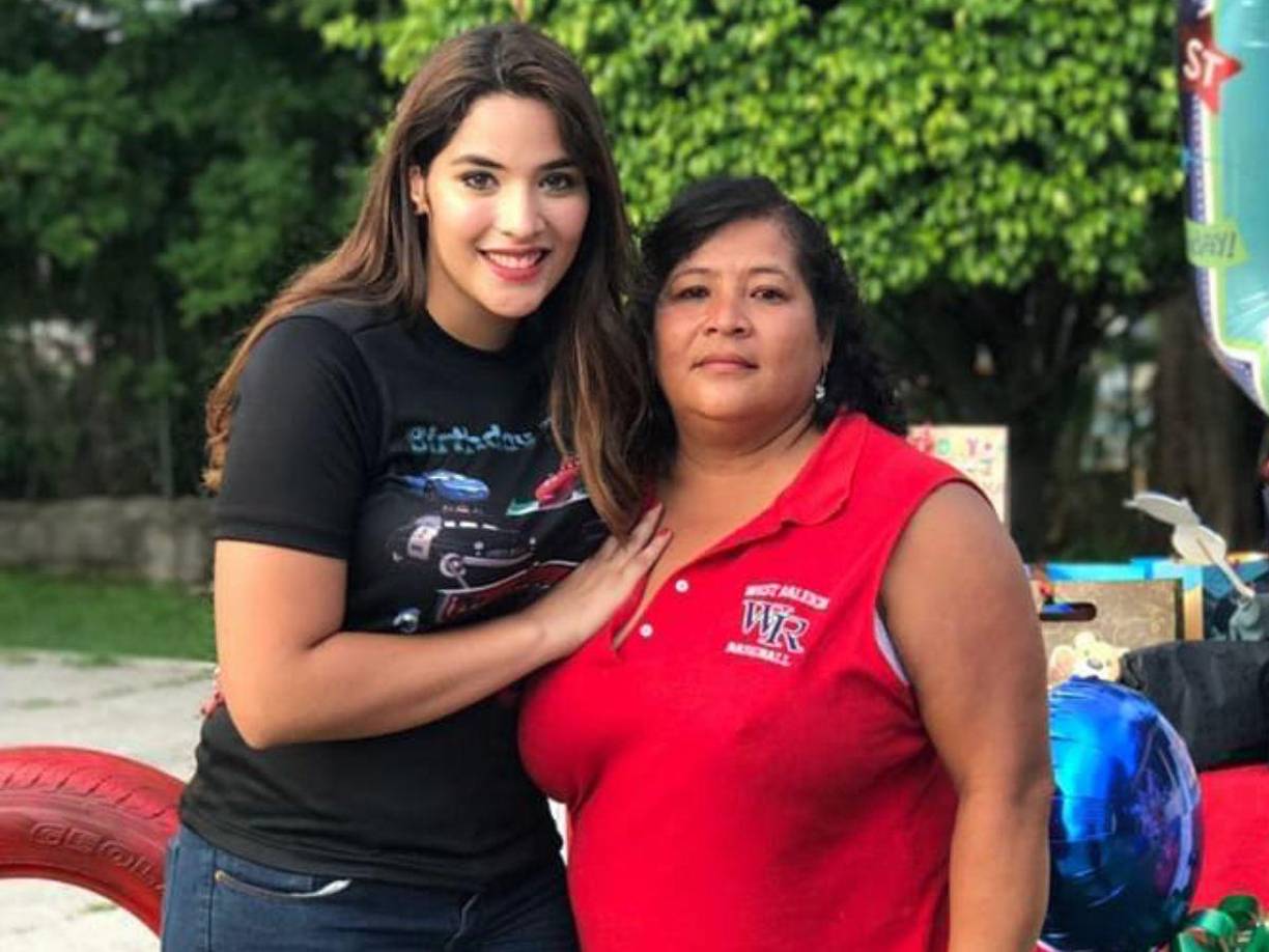 La presentadora de televisión Carolina Lanza y su madre Wendy.