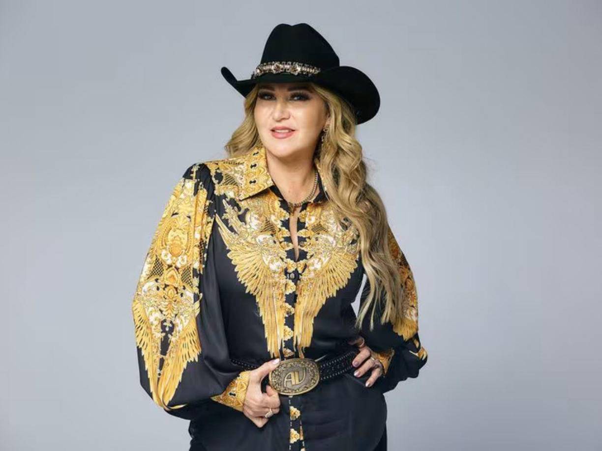 La cantante recordó cómo sufrió ataques por su físico cuando dio a luz a su primogénita Melenie. “Cuando a mí me tocó, me tocó muy duro yo apenas tenía 15 días de que había nacido [mi hija] y entonces era de ‘sí, cachetona, ¿otra vez embarazada?’”, relató.