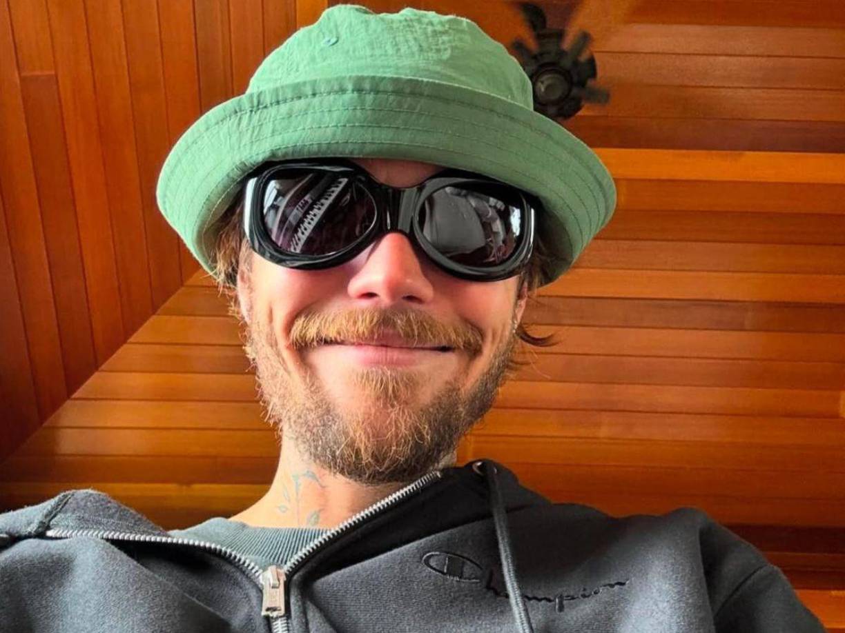 El cantante de <i>”Peaches”</i>, de 30 años, sorprendió al compartir el pasado jueves 16 de enero una serie de fotos en las que aparece semidesnudo, luciendo únicamente unos calzoncillos Calvin Klein mojados.