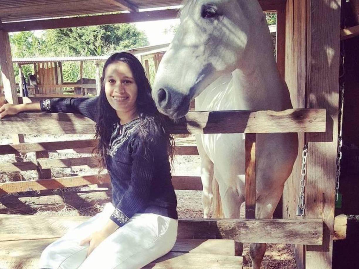 De acuerdo a su contenido en redes sociales, la joven creció rodeada del campo y varios de sus familiares están vinculados a la fuerzas de seguridad del Estado de Honduras.