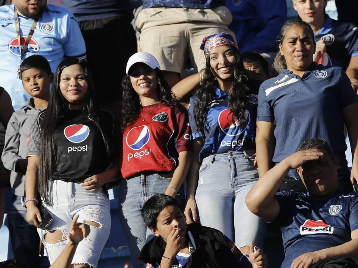 Las chicas presentes en el Estadio Nacional de Tegucigalpa.