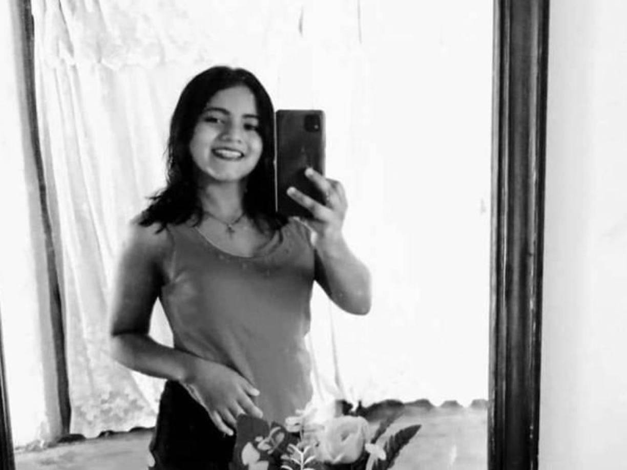 En el material gráfico se observa a la joven con una camiseta negra llevada por los buenos samaritanos.