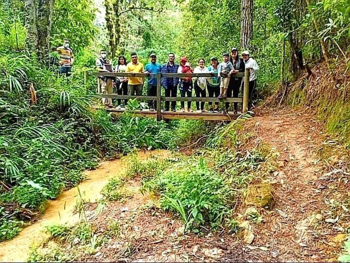 Sendero El Durazno: Descubra esta ruta cerca de Tegucigalpa. Por lo general, se considera un recorrido fácil de unos 35 minutos. También podrá practicar camping en esta zona de turistas, donde se aventuran a descubrir todo eso que ofrece la madre naturaleza. Asimismo, cuenta con cabañas rústicas, un mirador, juego para niños, lagunas con lanchas y una imponente cascada. El costo es de L40 para adultos, niños L20 y la tercera edad paga L30. Si aún no ha decidido dónde ir, visítelo.