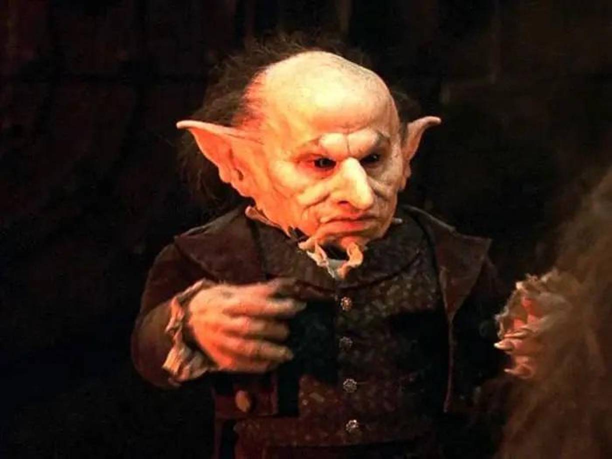 Verne Troyer interpretó a Griphook, uno de los empleados duende malhumorados del banco Gringotts en “La piedra filosofal”. Si bien su personaje apareció en la entrega final, el papel fue interpretado por Warwick Davies. Troyer, a quien el público puede reconocer por su interpretación cómica de “Mini-Me” en las secuelas de “Austin Powers”, murió a los 49 años en abril de 2018. Su muerte fue declarada suicidio por intoxicación por alcohol, según un informe forense visto por el Washington Post.
