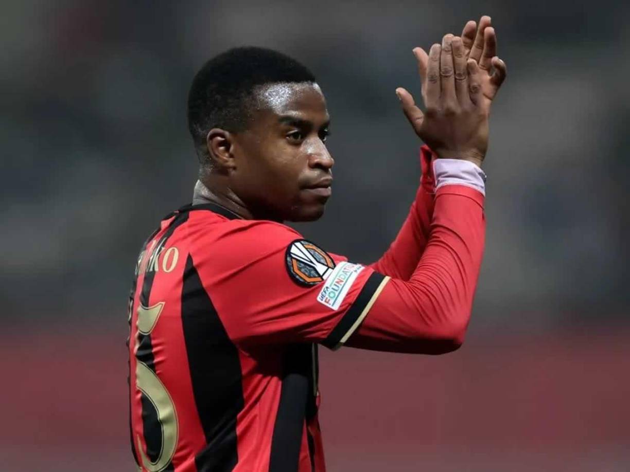 El jugador del Borussia Dortmund cedido en el Niza ya había sido objeto de crítica hace un tiempo por haber falsificado documentos acerca de su nacimiento, a lo que se han unido las declaraciones de su supuesto padre Joseph Moukoko afirmando que el atacante alemán en realidad tiene 24 años y él no es su progenitor. 