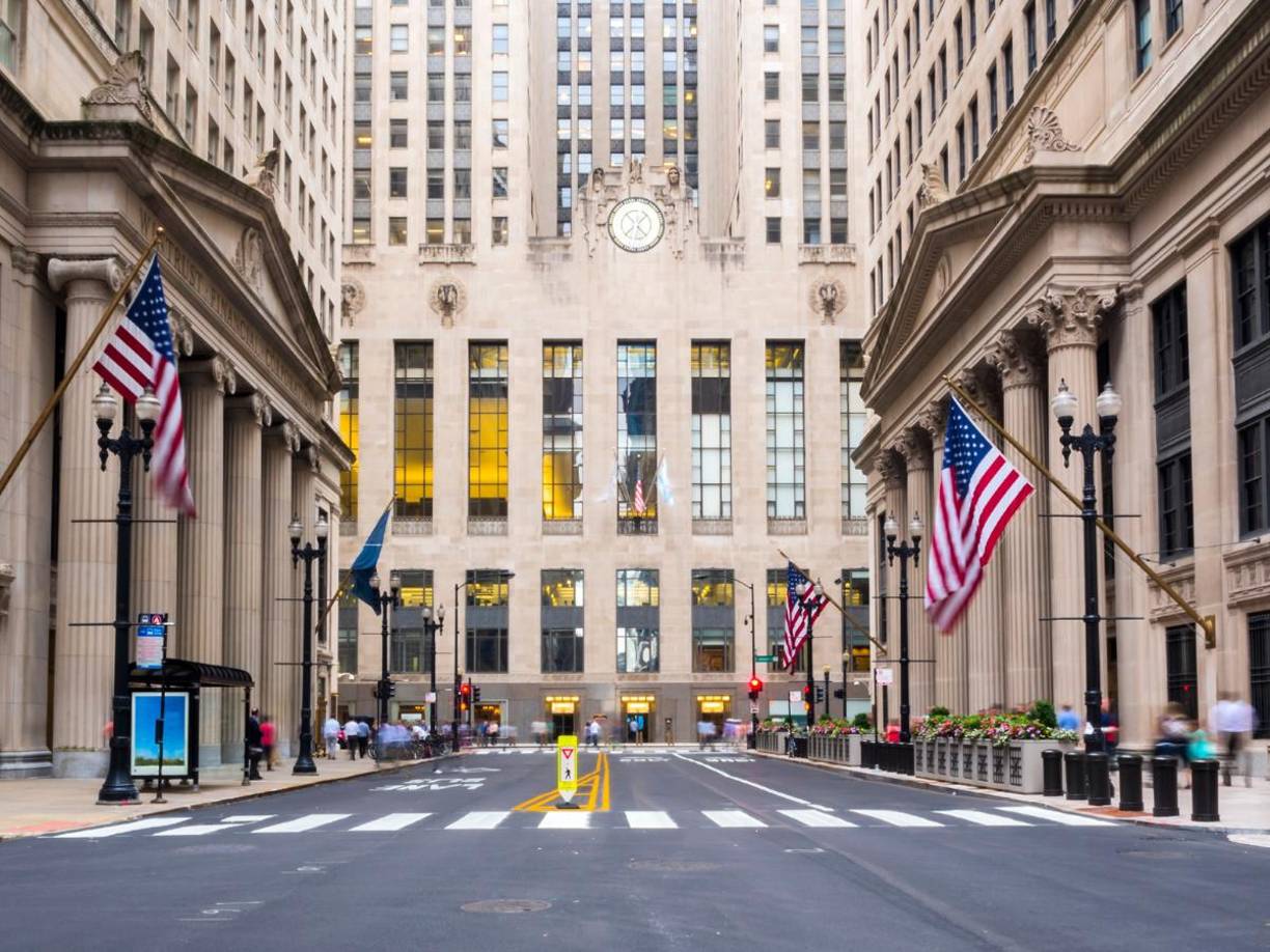 Especialistas advierten que no ajustar el salario mínimo de acuerdo con la inflación podría generar problemas económicos mayores, como una inflación descontrolada que afecte a los ciudadanos más vulnerables. 