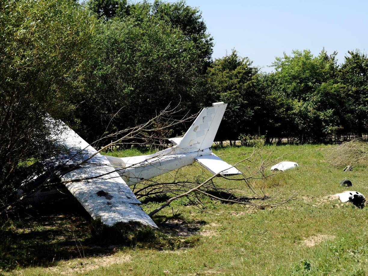 El accidente de una avioneta ocurrido ayer en una montaña del centro de Costa Rica dejó como saldo cinco personas fallecidas y una persona herida en condición crítica, informó la Cruz Roja.