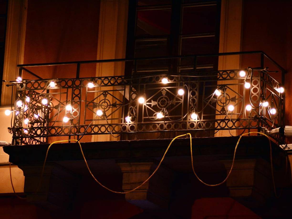 “Las luces navideñas siempre tendrán un significado especial para nosotros. Era un hermano, hijo y tío que partió demasiado pronto. Solo tenía 24 años, pero vivirá eternamente joven en nuestros recuerdos”, dijo su primo, Antonio Pascal.