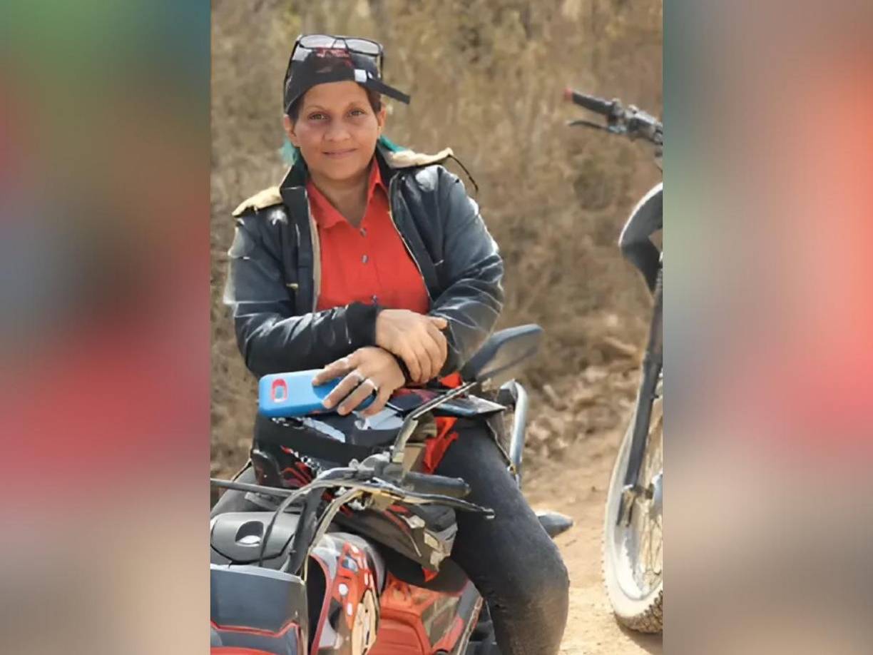 La mujer fue identificada como Azucena Espinal, de 47 años, se encontraba en el interior de su tienda en la colonia Vista Hermosa en Danlí.