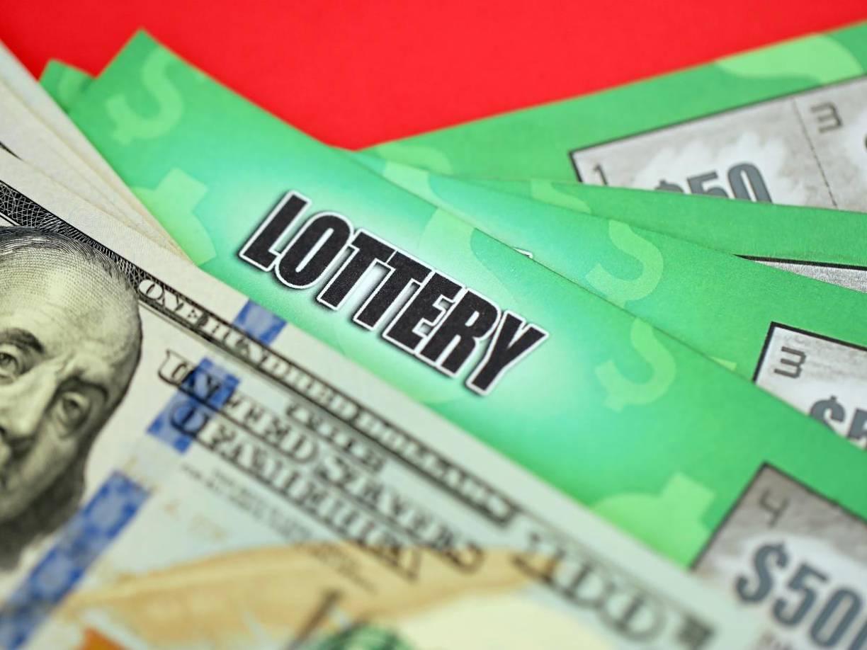 Una cámara de seguridad de la tienda de lotería captó el momento en el que González comenzó a saltar de alegría al saber que era millonaria.