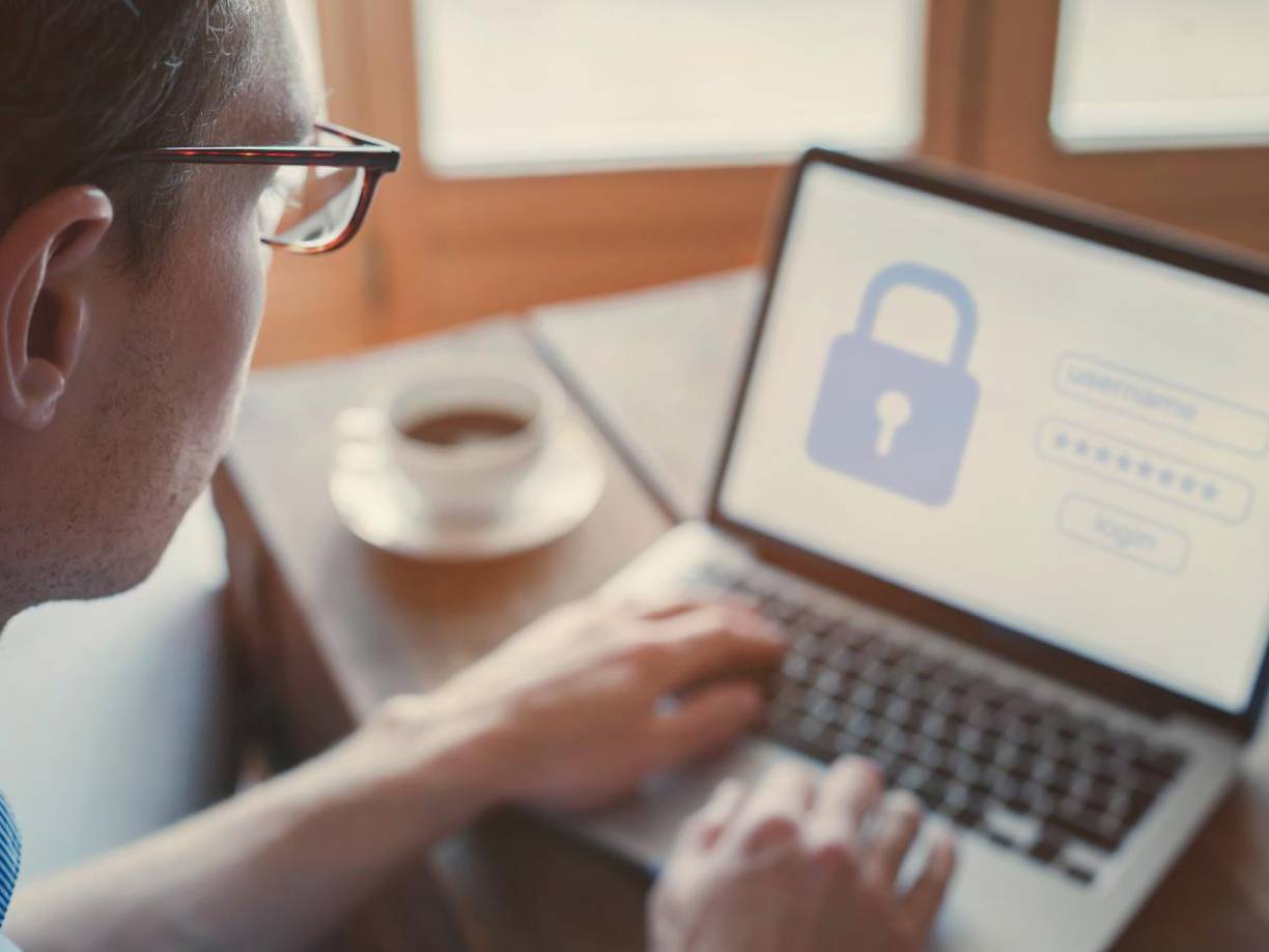 Además de las pruebas de desconexión, Rusia ha intensificado su control digital bloqueando al menos 197 servicios VPN y forzando a empresas tecnológicas como Apple a eliminar aplicaciones VPN de su App Store en el país.