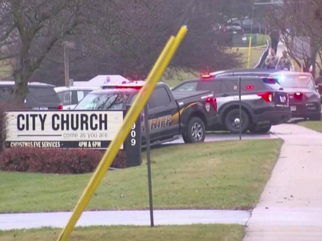 Además de los tres muertos, otro alumno adolescente y un profesor -junto a la atacante-, al menos seis personas resultaron heridas, algunas de gravedad que fueron trasladadas a hospitales, según las autoridades.