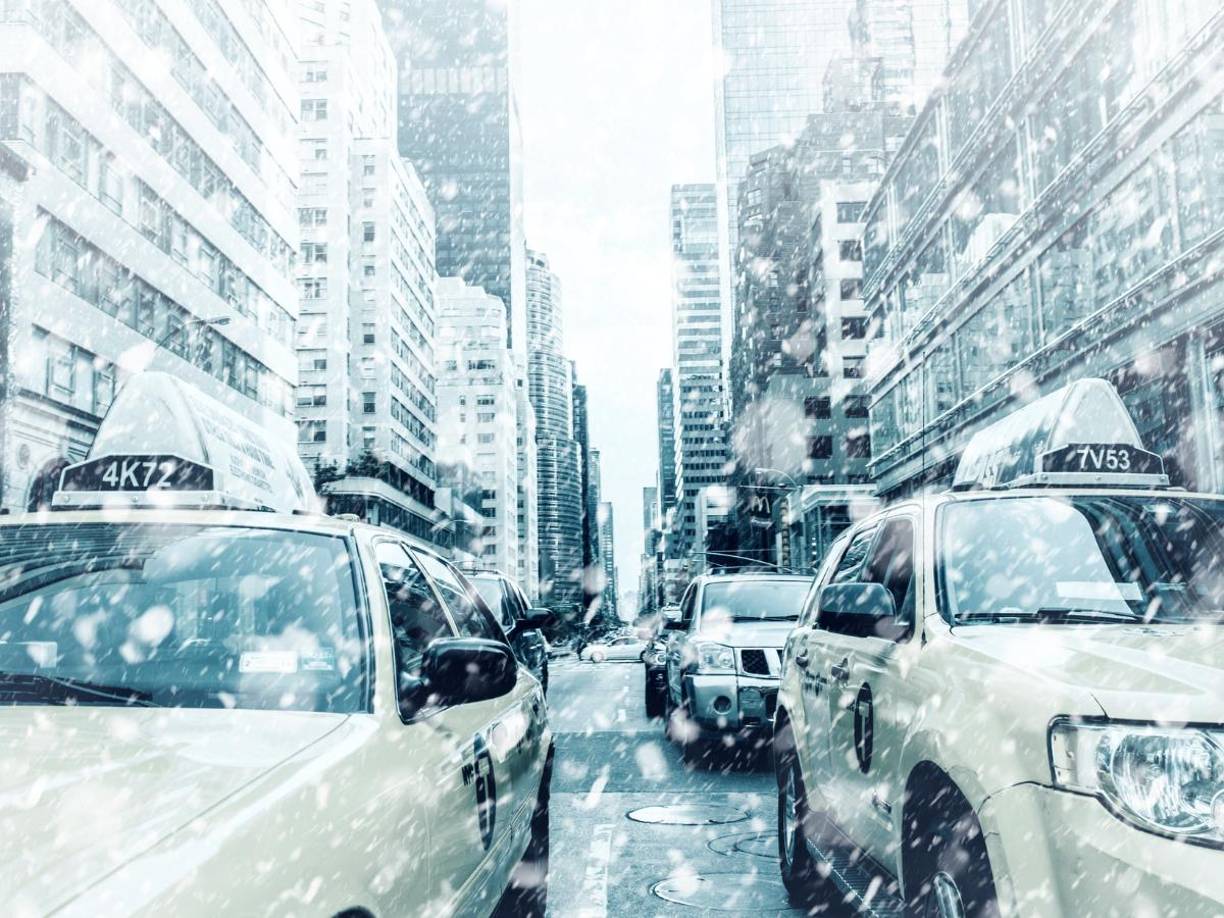 Además, dos sistemas tormentosos avanzan hacia el Medio Oeste y el Noreste de Estados Unidos, trayendo consigo nieve, lluvias y riesgos para los desplazamientos.