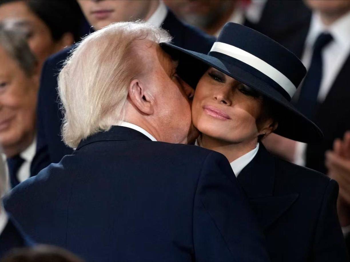 En su discurso inaugural tras juramentarse como presidente de Estados Unidos, Donald Trump no pudo evitar hacer una broma sobre el sombrero de ala ancha que llevaba su esposa, Melania Trump. 
