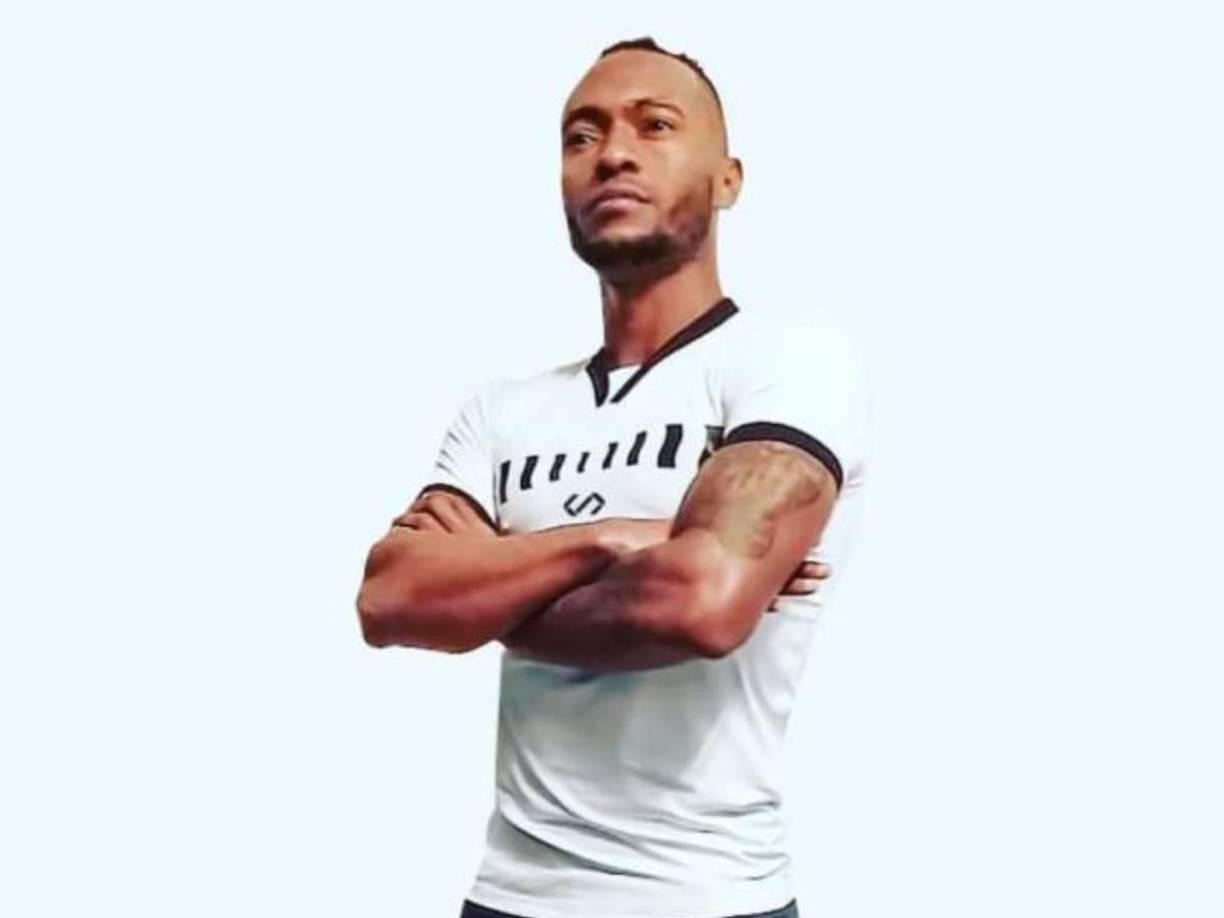 La carrera de Perlaza, nacido justamente en Esmeraldas, empezó en Emelec en 2009, equipo donde no tuvo muchas oportunidades.